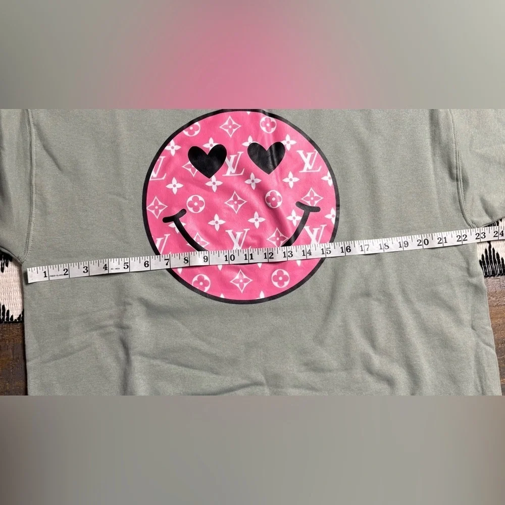 Hanes sage Green Sweatshirt with Pink design Smiley - Picture 6 of 7